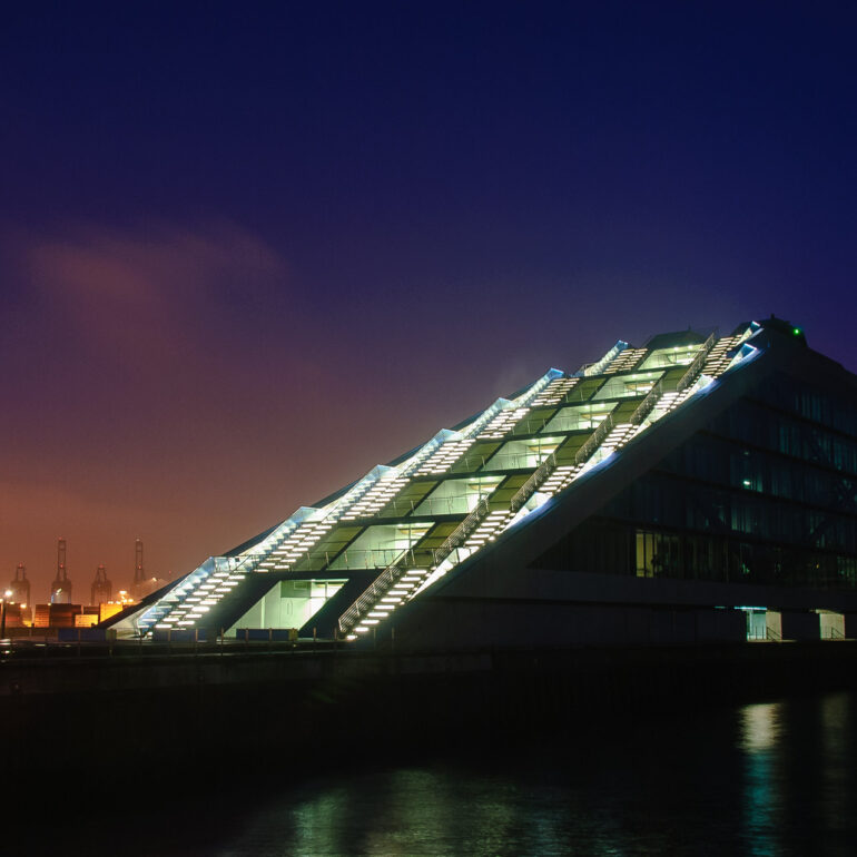 Dockland im Hamburger Hafen zur Blauen Stunde