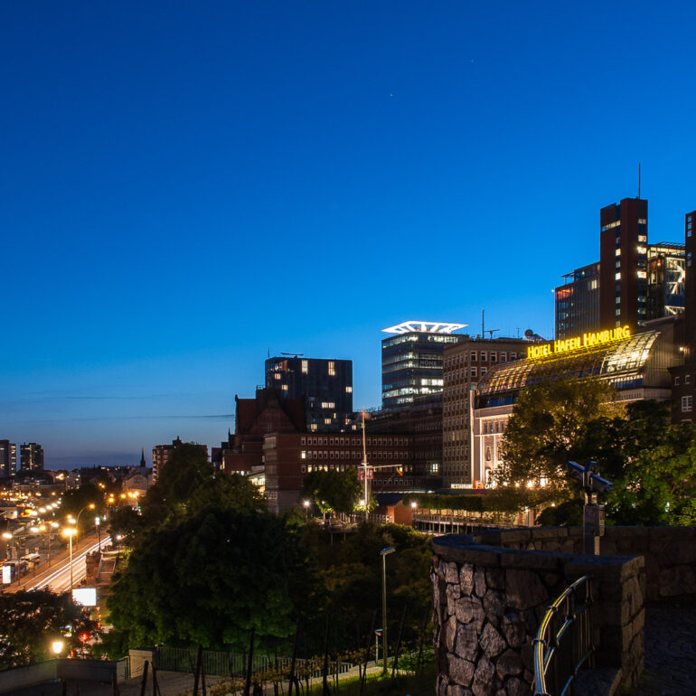 Hotel Hafen Hamburg zur Blauen Stunde