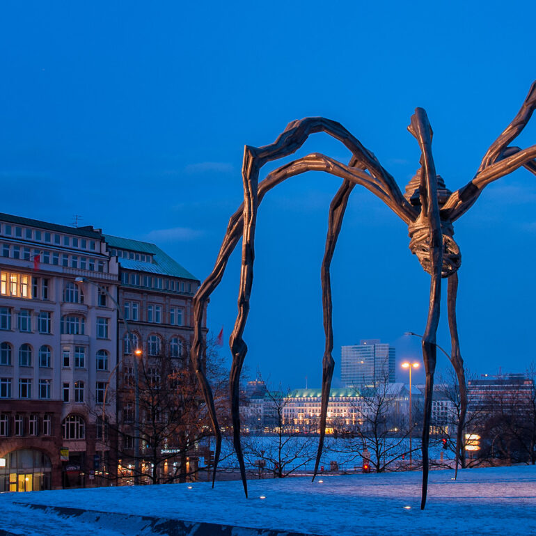 Louise Bourgeois - Maman Ausstellung in Hamburg Hintergrund die Binnenalster