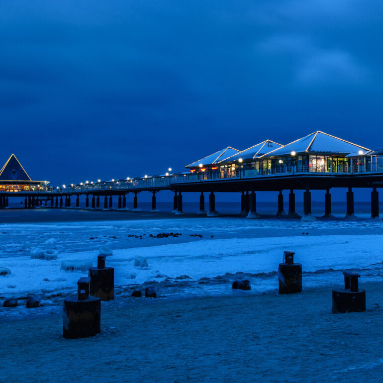 Seebrücke Heringsdorf Usedom während der Blauen Stunde