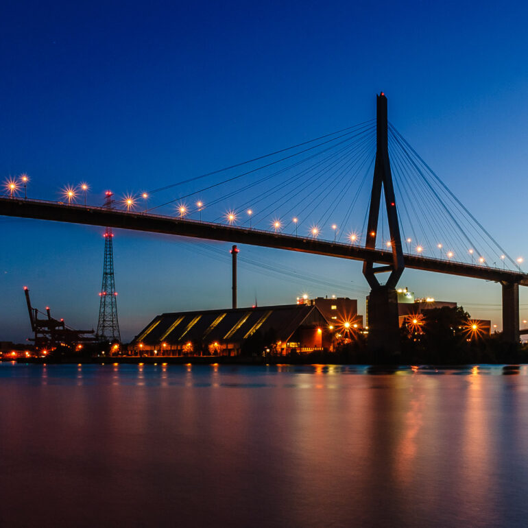 Köhlbrandbrücke im Hamburger Hafen zur Blauen Stunde