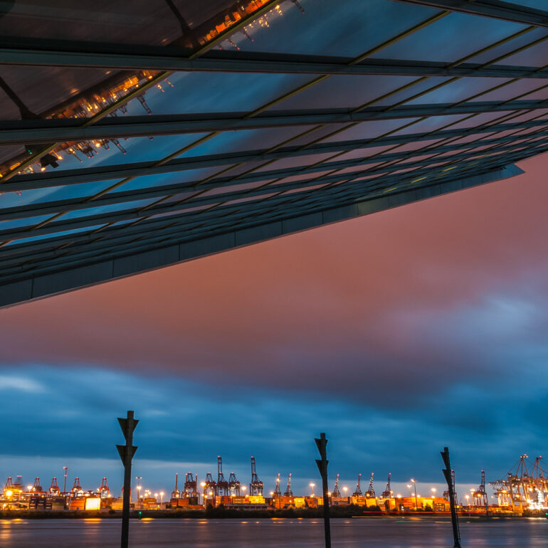 Dockland Hamburg mit Hafenblick