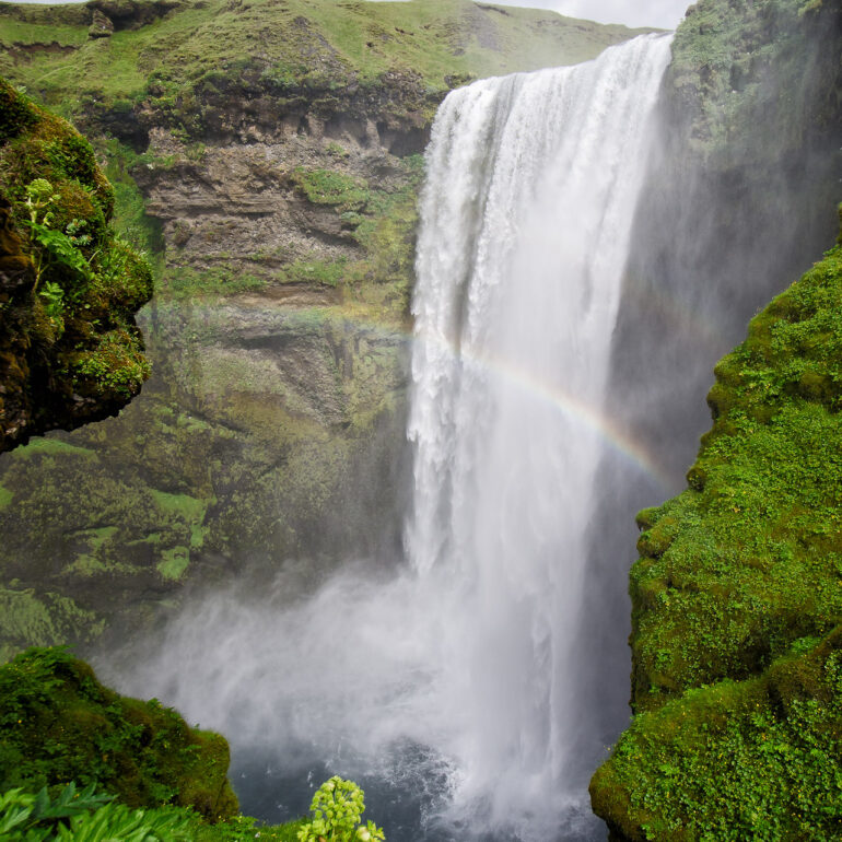 Skógafoss Wasserfall Island mit Regenbogen