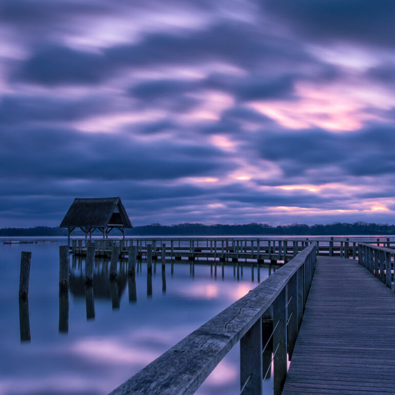 Steg am Hemmelsdorfer See während der Blauen Stunde
