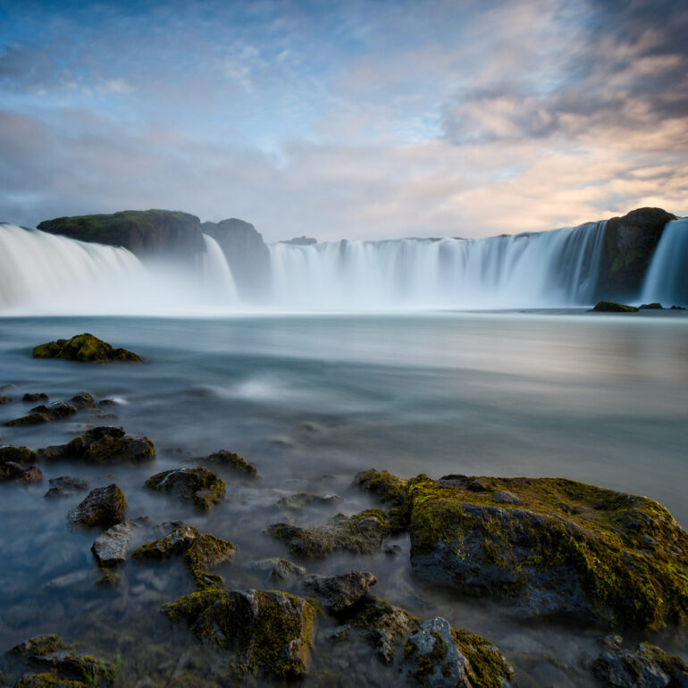Goðafoss Wasserfall Island während der Mitternachtssonne