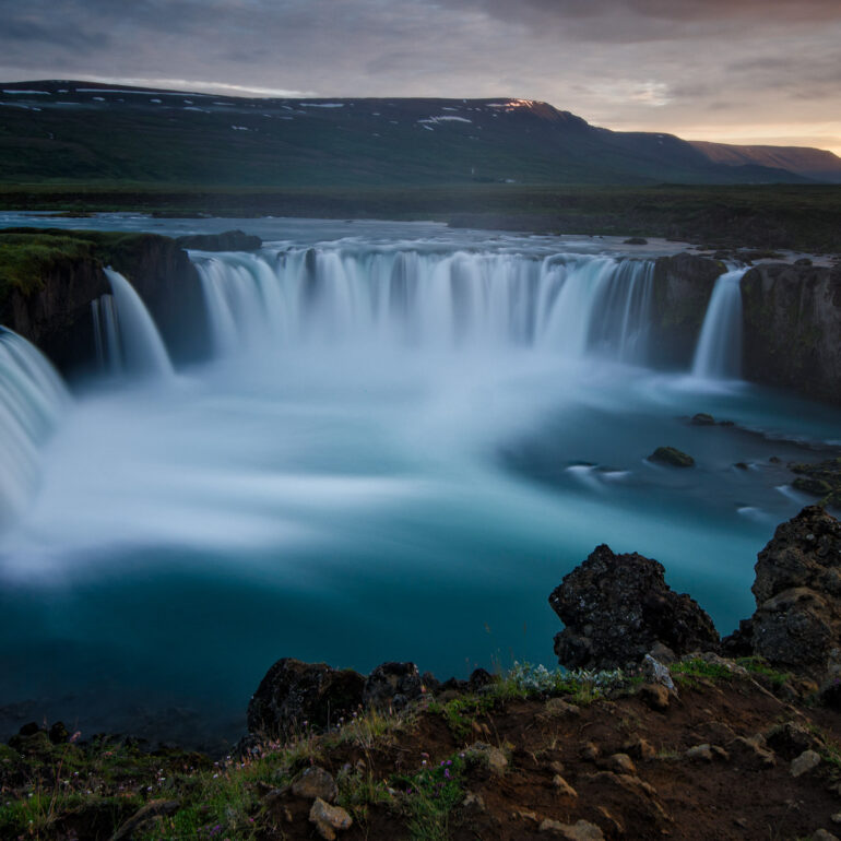 Goðafoss Wasserfall Island während der Mitternachtssonne