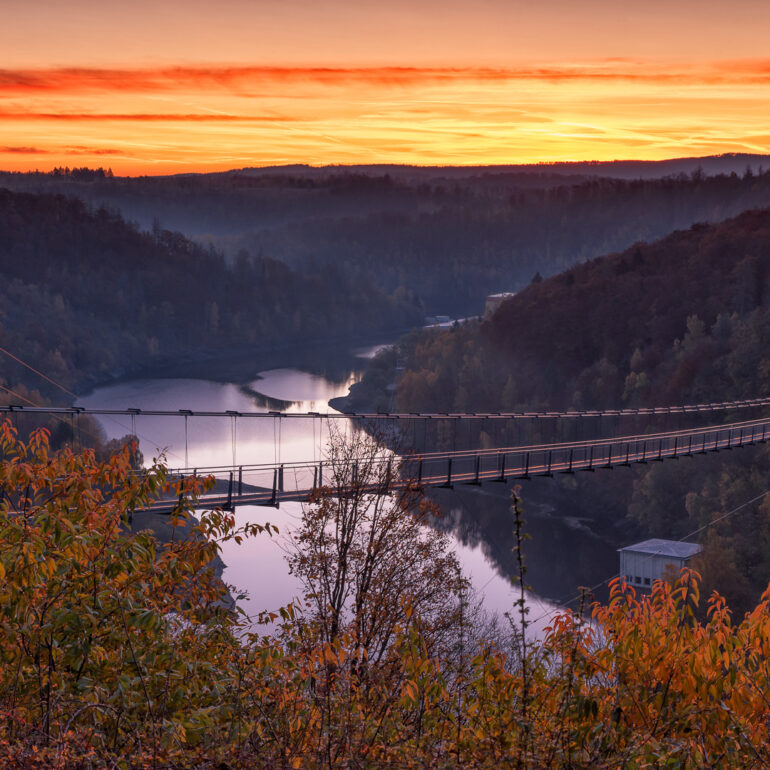 Sonnenaufgang an der Rappbodetalsperre mit Hängeseilbrücke Titan RT