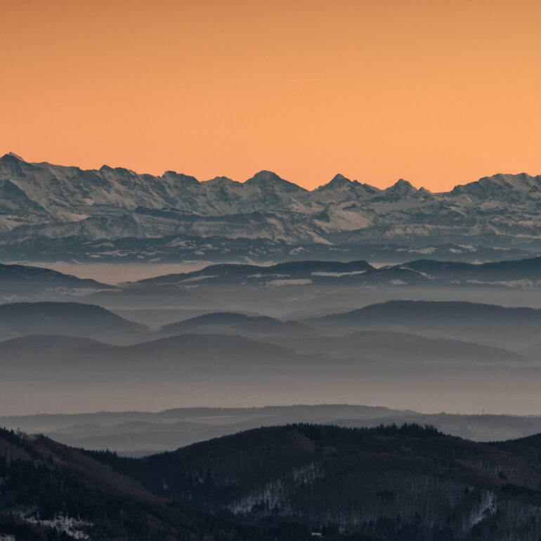 Blick auf Schweizer Alpen zum Sonnenuntergang