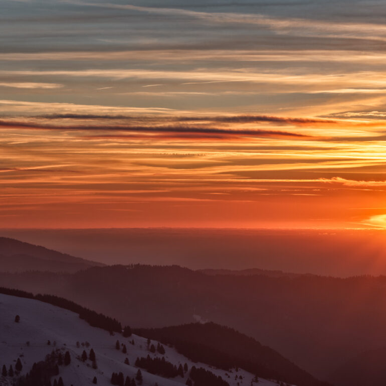 Sonnenuntergang über dem Rheingraben vom Schwarzwald gesehen