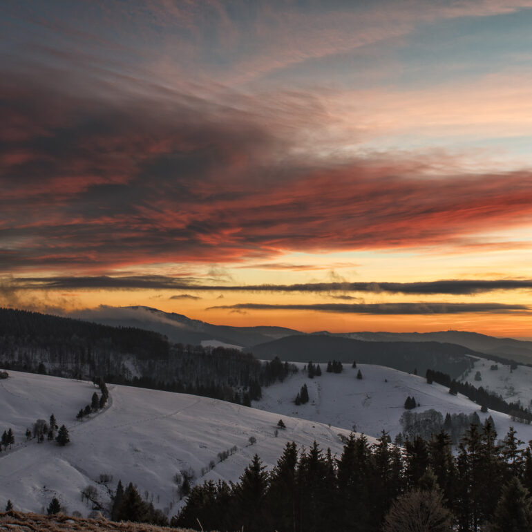 Sonnenuntergang mit Blick zum Belchen im Schwarzwald