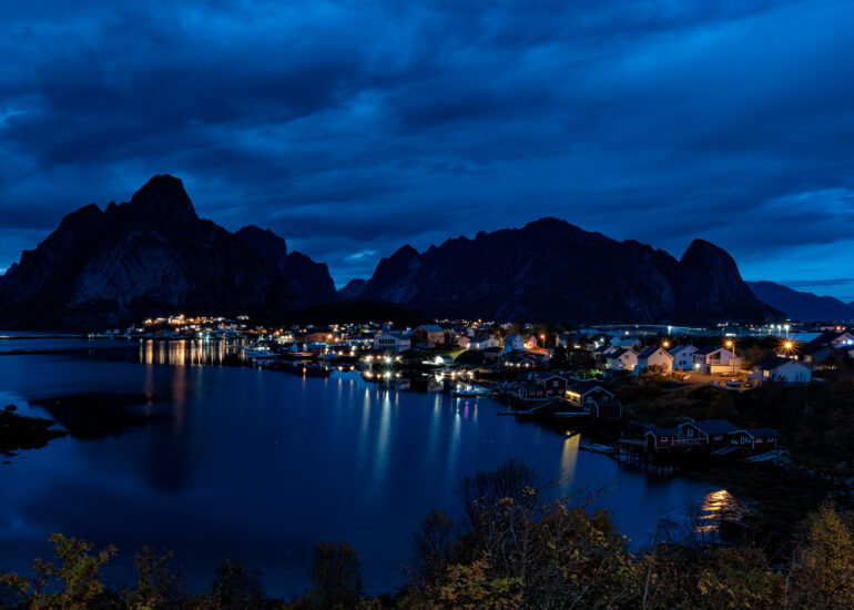 Lofoten - Wanderung auf den Munken 12 Reinehalsen zur Blauen Stunde Moskenesoya Lofoten