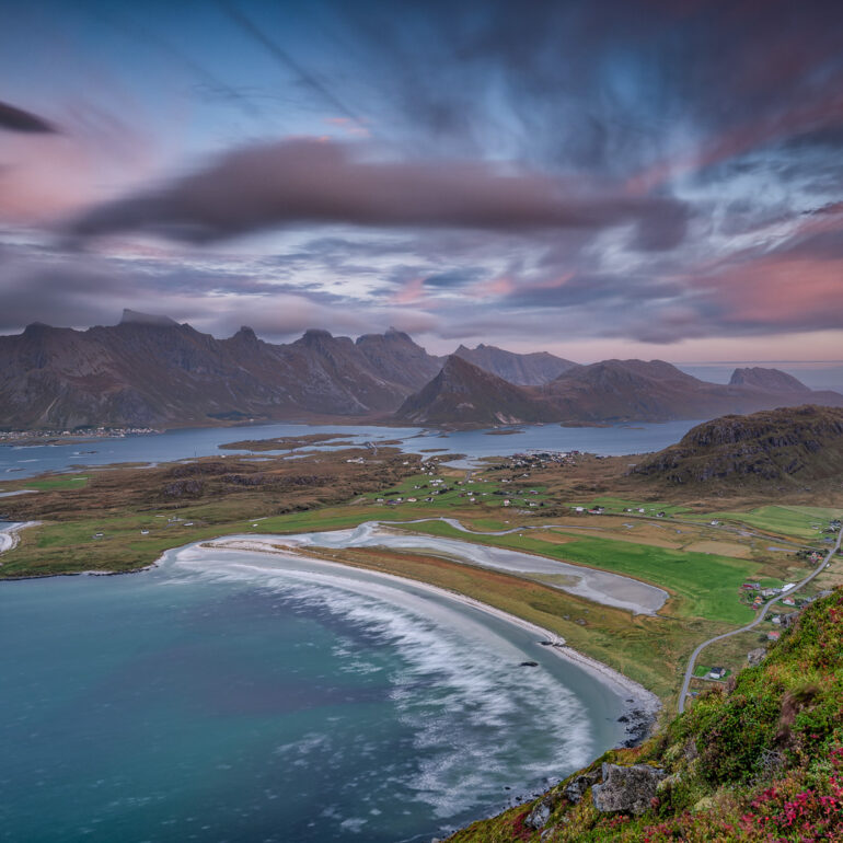Blick vom Røren auf die Bucht Yttersand zum Sonnenuntergang - Flakstadøya Lofoten