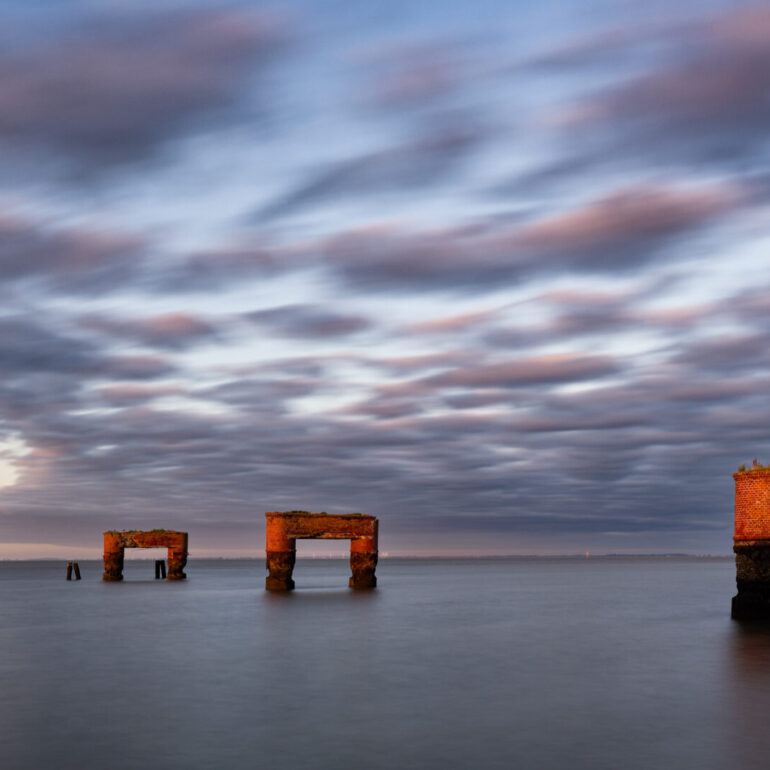 Sonnenaufgang am alten Fähranleger Eckwarderhörne auf Butjadingen im Wattenmeer