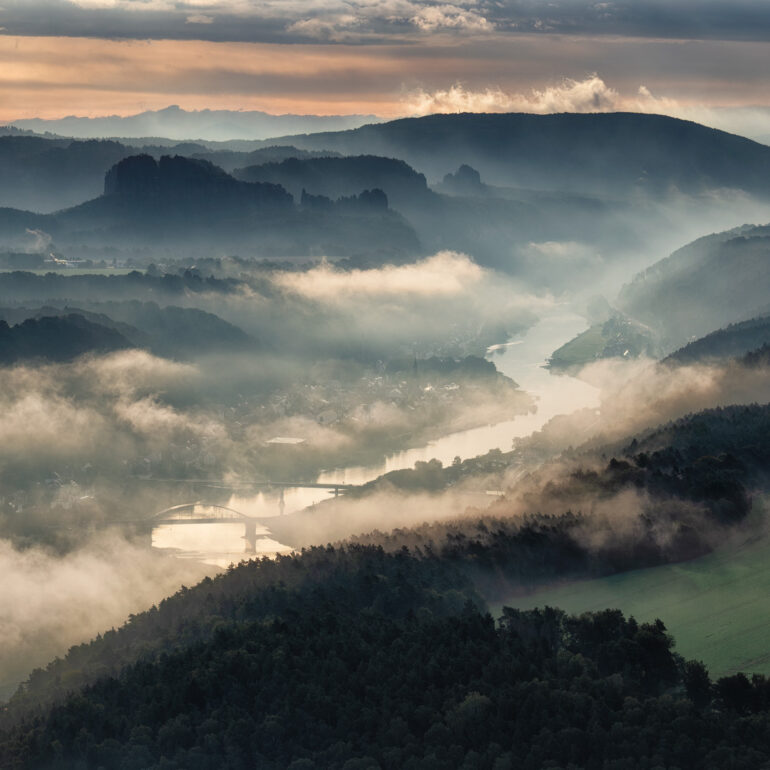 Blick vom Lilienstein auf das Elbtal und Bad Schandau und die Affensteine mit Nebelstimmung