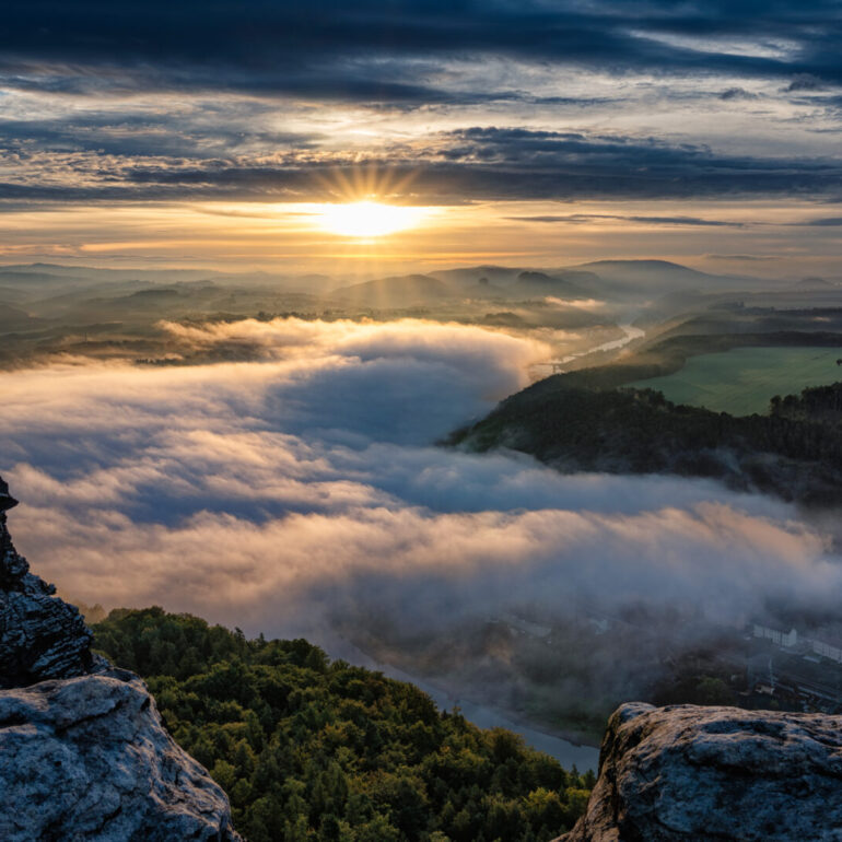 Blick vom Lilienstein im Elbsandsteingebirge in der sächsischen Schweiz bei Sonnenaufgang mit Nebel über der Elbe