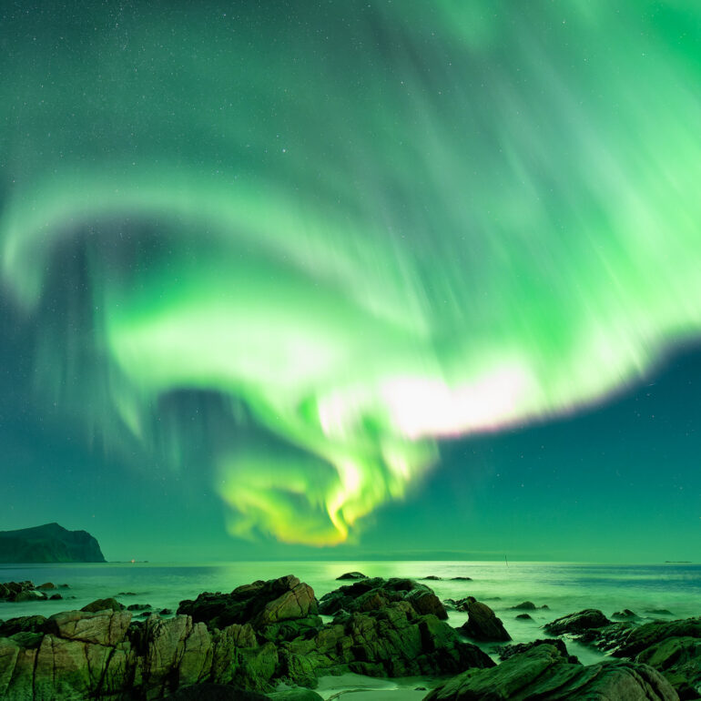 Polarlicht Sturm am Vikten Beach auf den Lofoten Norwegen
