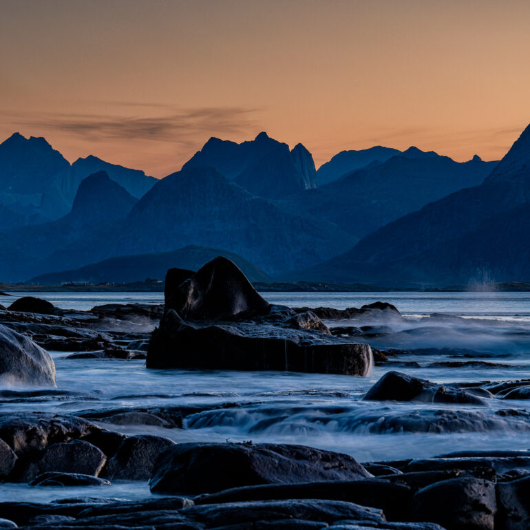 Flakstadoya Mountains bei Sonnenuntergang