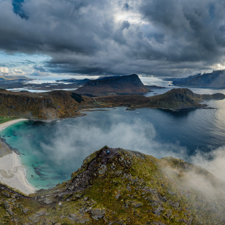 Lofoten Vestvagoya auf dem Gipfel des Mannen mit Blick auf Hauckland Beach