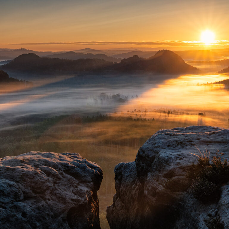 Blick vom Kleinen Winterberg auf das Kleine Zschandtal bei Sonnenaufgang mit Nebelstimmung im Elbsandsteingebirge