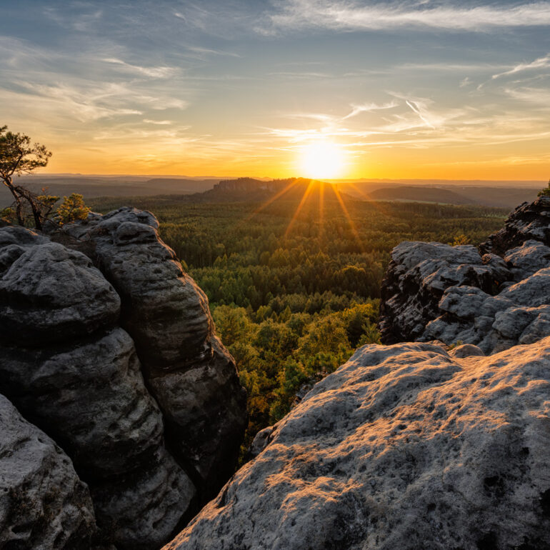 Sonnenuntergang über dem Pfaffenstein vom Gohrisch aus gesehen in der Sächsischen Schweiz Elbsandsteingebirge