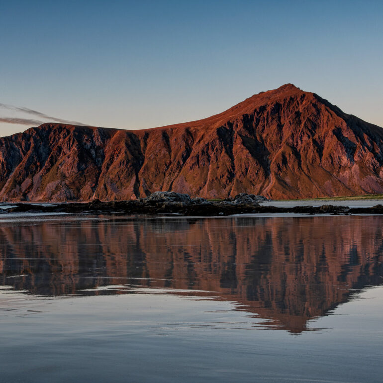 Hustinden am Skagsanden Beach bei Sonnenuntergang mit Spiegelung