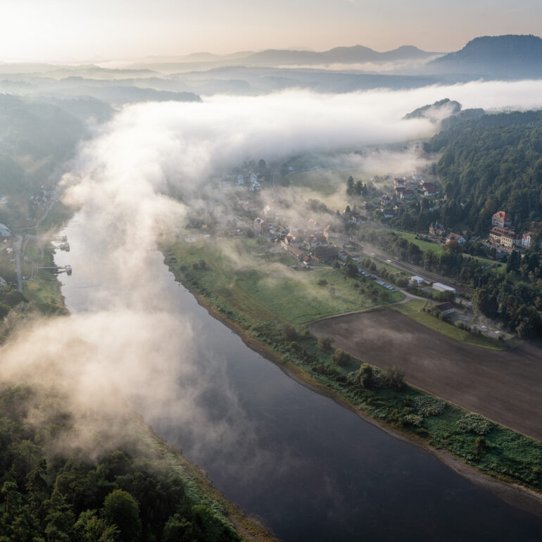 Elbsandsteingebirge Sächsische Schweiz Blick von der Bastei zur Kurort Rathen im Hintergrund der Lilienstein