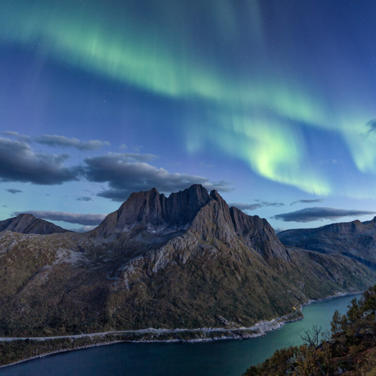 Senja Norwegen Aurora Breidtinen während der blauen Stunde