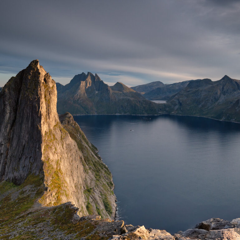 Segla Senja in Norwegen zum Sonnenuntergang in schöner Fjordlandschaft