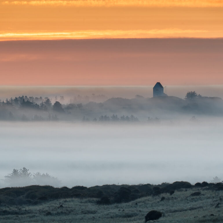 Sonnenaufgang und Nebelstimmung in Dänemark mit Kirche als Motiv