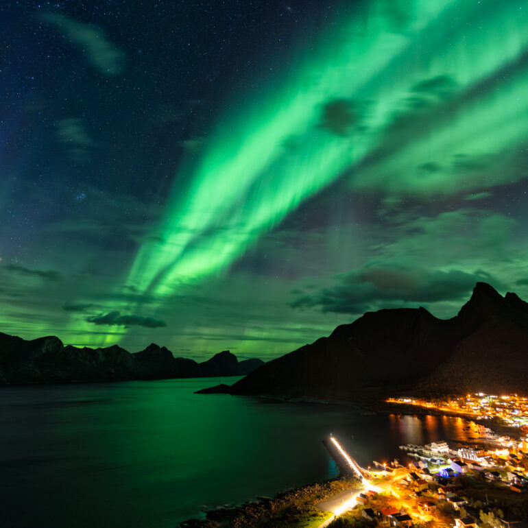Polarlicht Aurora Senja Norway mit Blick auf den Ort Mefjordvaer